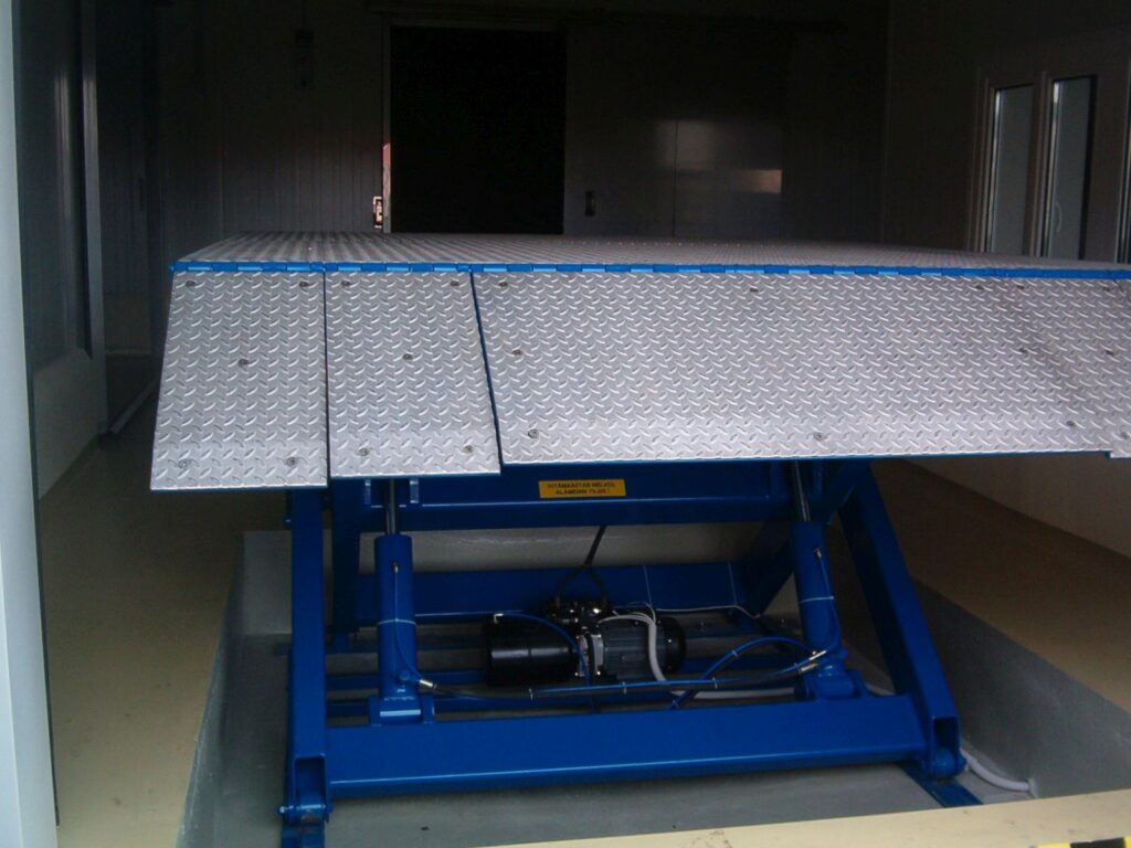 hydraulic-lifting-table-with-hydraulic-lips-031