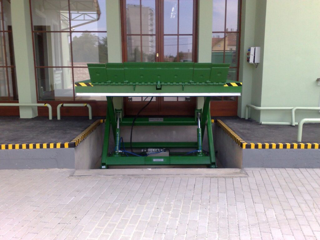 hydraulic-lifting-table-with-hydraulic-lips-004