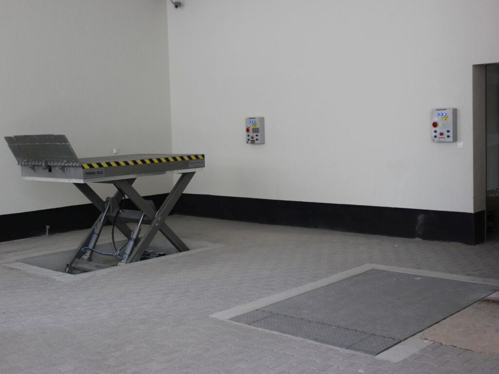 hydraulic-lifting-table-with-hydraulic-lips-007