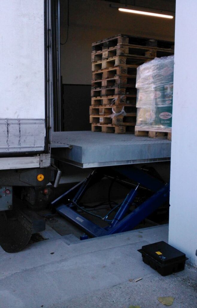 hydraulic-lifting-table-with-hydraulic-lips-011