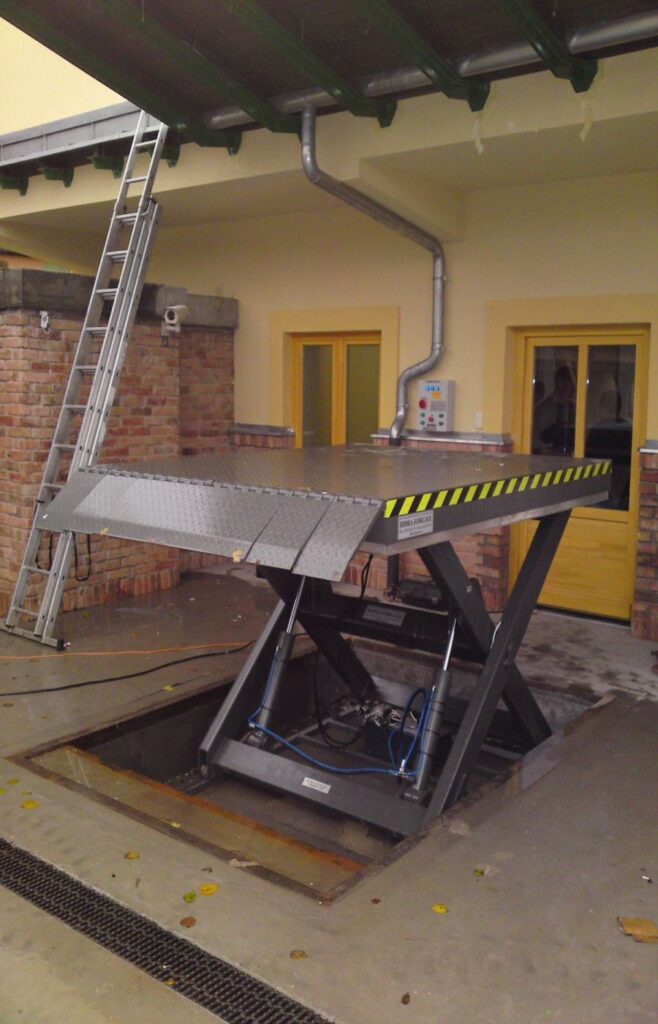 hydraulic-lifting-table-with-hydraulic-lips-015