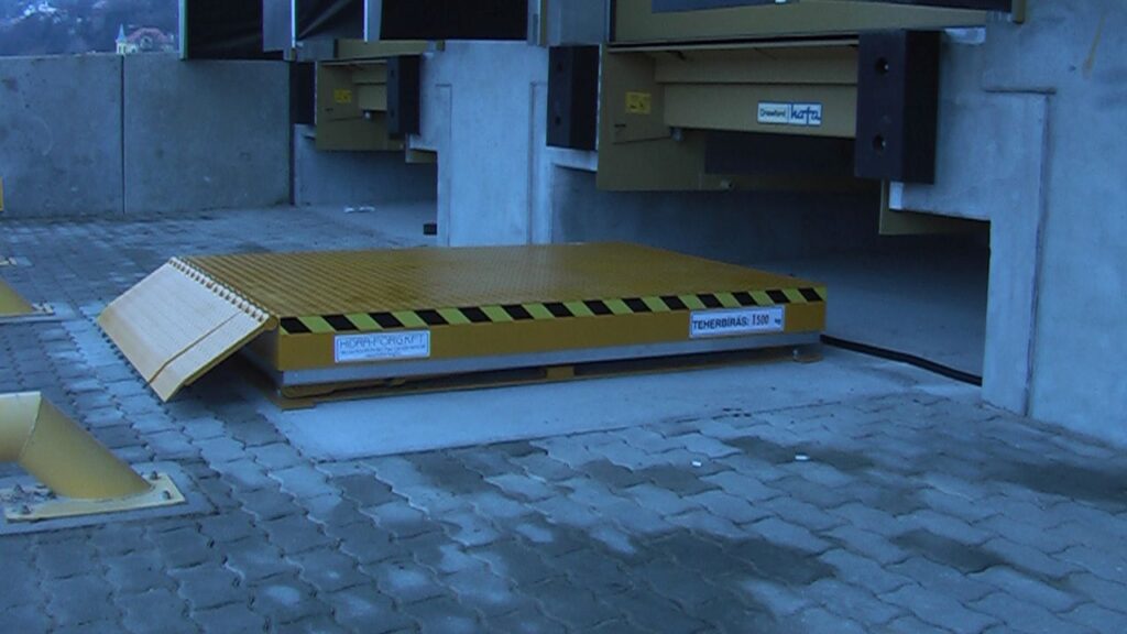 hydraulic-lifting-table-with-hydraulic-lips-019