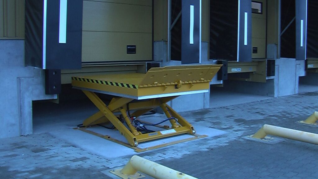 hydraulic-lifting-table-with-hydraulic-lips-020