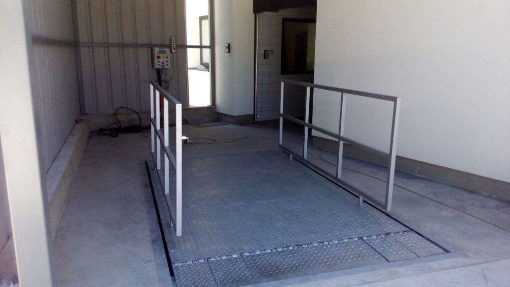 hydraulic-lifting-table-with-hydraulic-lips-023