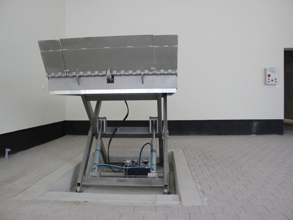 hydraulic-lifting-table-with-hydraulic-lips-044